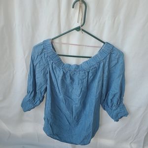 Off the shoulder quarter lens three buttons on the sleeves